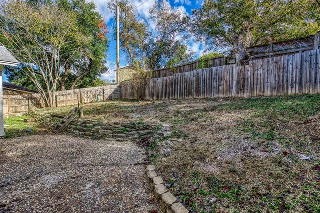 1807 Lakeview Drive, Brenham, TX 77833