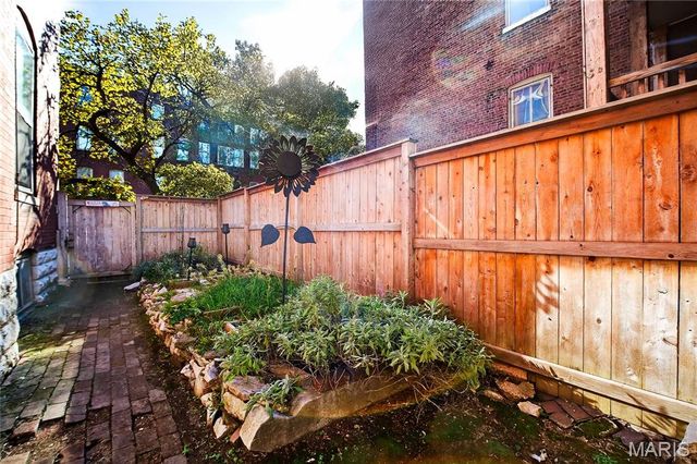 2327 S 12th Street, St Louis, MO 63104