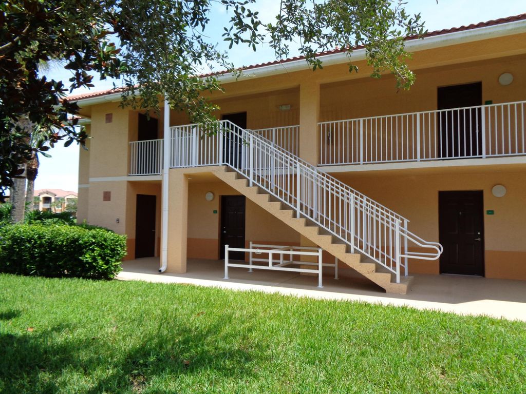 191 SW Palm Dr Apt 102, Port St Lucie, FL 34986