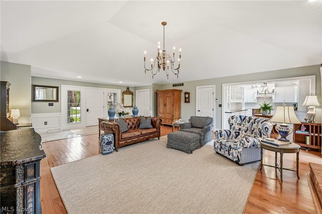 100 Forest Hill Drive, Hubbard, OH 44425