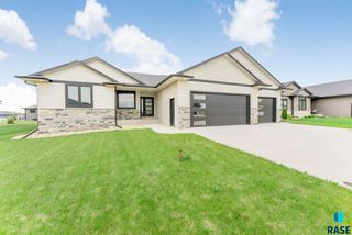 6705 E Corsair Dr, Sioux Falls, SD 57110