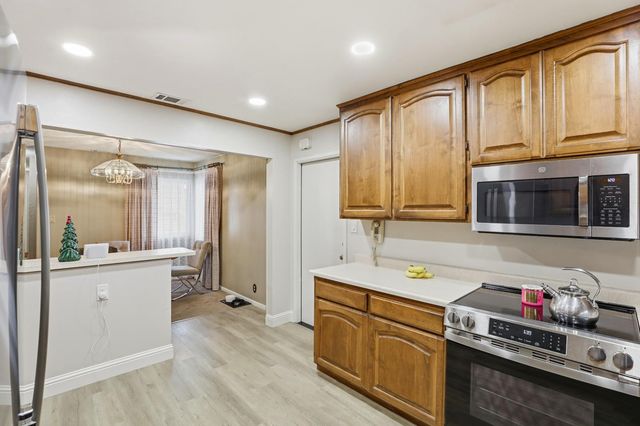 8945 Rosewood Dr, Sacramento, CA 95826