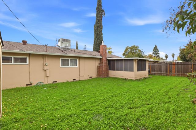 8945 Rosewood Dr, Sacramento, CA 95826