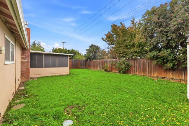 8945 Rosewood Dr, Sacramento, CA 95826