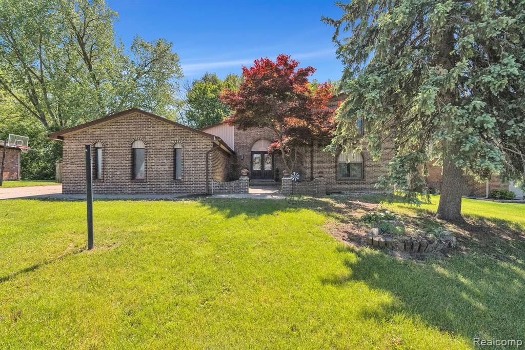 18823 Millar Road, Clinton Township, MI 48036