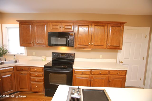 702 Lake Forest Pkwy, Louisville, KY 40245