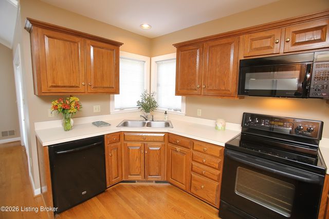 702 Lake Forest Pkwy, Louisville, KY 40245