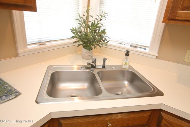 702 Lake Forest Pkwy, Louisville, KY 40245