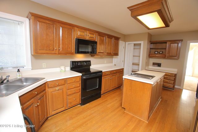 702 Lake Forest Pkwy, Louisville, KY 40245