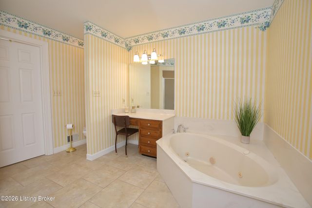 702 Lake Forest Pkwy, Louisville, KY 40245