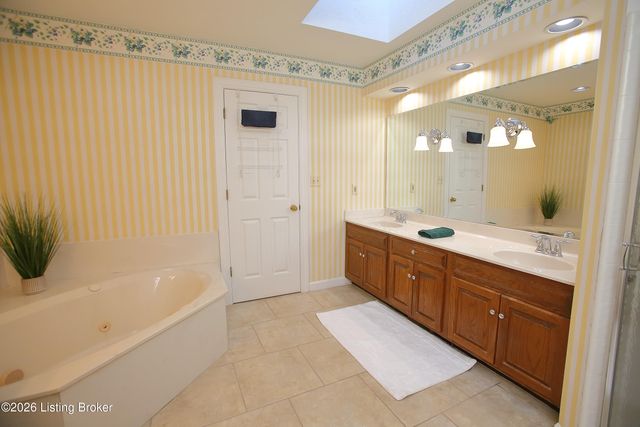 702 Lake Forest Pkwy, Louisville, KY 40245