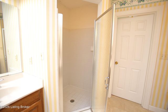 702 Lake Forest Pkwy, Louisville, KY 40245