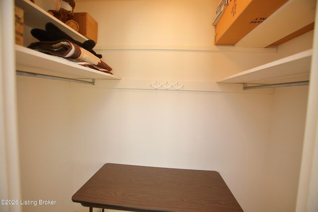 702 Lake Forest Pkwy, Louisville, KY 40245