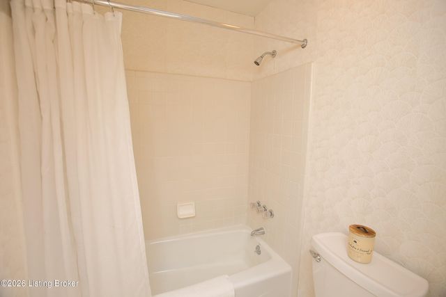 702 Lake Forest Pkwy, Louisville, KY 40245