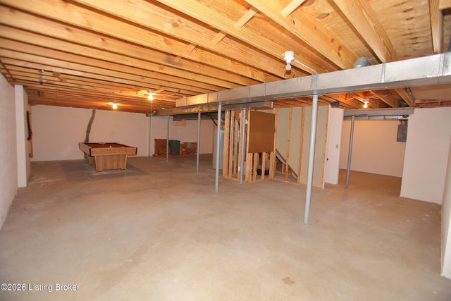 702 Lake Forest Pkwy, Louisville, KY 40245