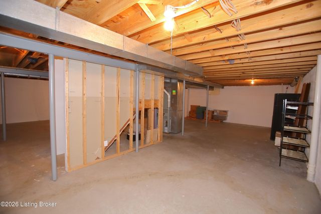 702 Lake Forest Pkwy, Louisville, KY 40245