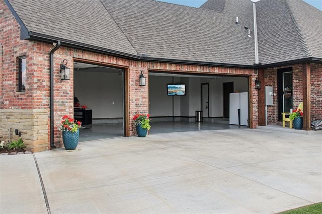 5813 Tiger Stone Drive, Mustang, OK 73064