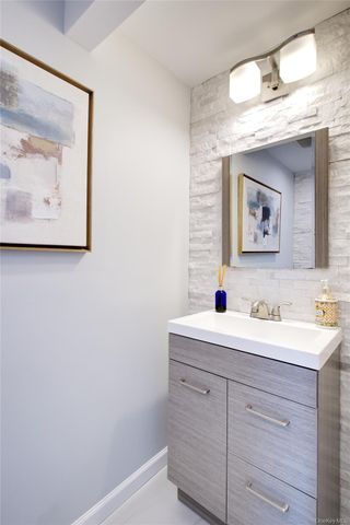 1 James Avenue, Port Washington, NY 11050