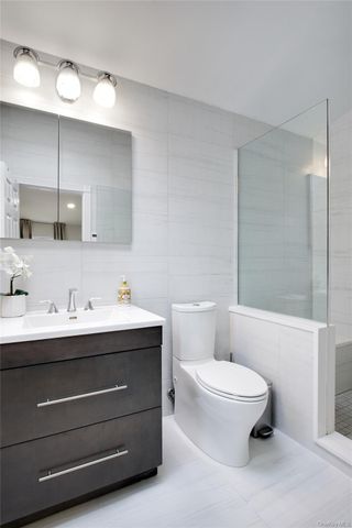 1 James Avenue, Port Washington, NY 11050