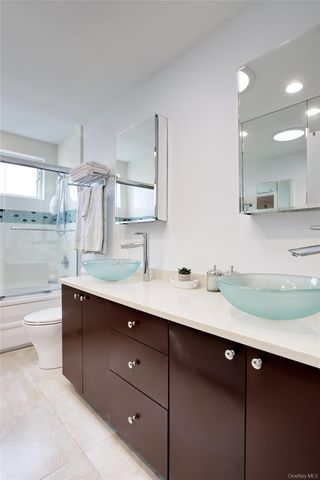 1 James Avenue, Port Washington, NY 11050