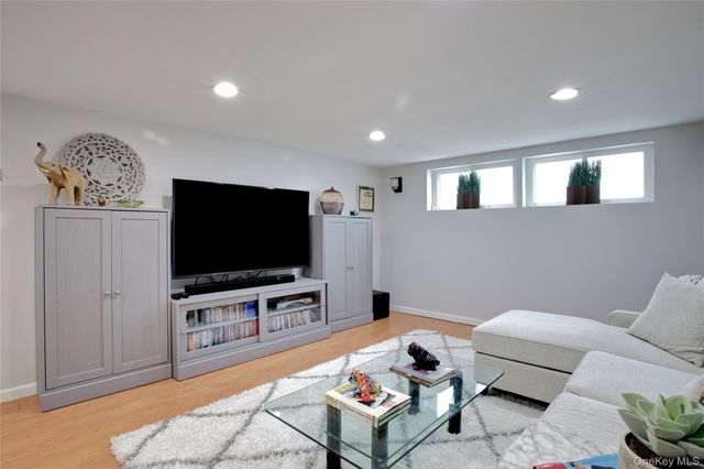 1 James Avenue, Port Washington, NY 11050