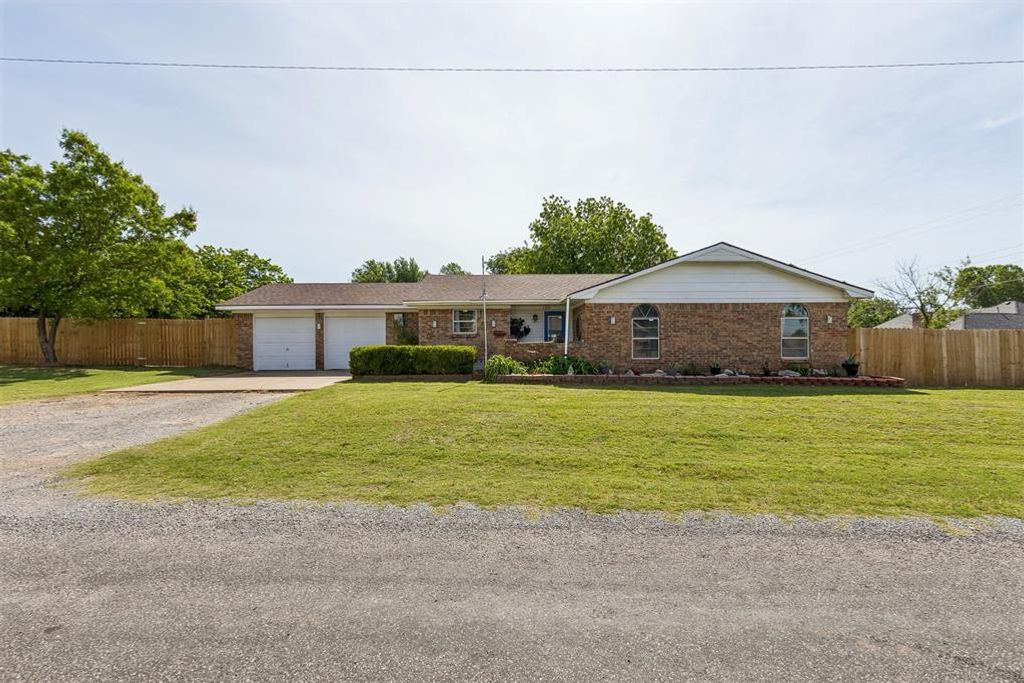 102 N Locust Street, Fletcher, OK 73541
