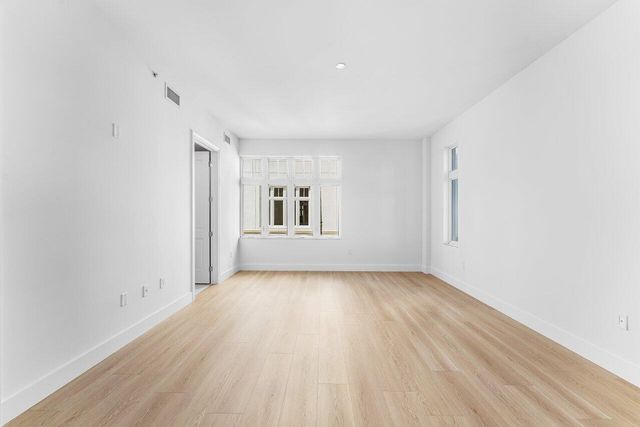 182 Lake Drive 5-101, Palm Beach Shores, FL 33404