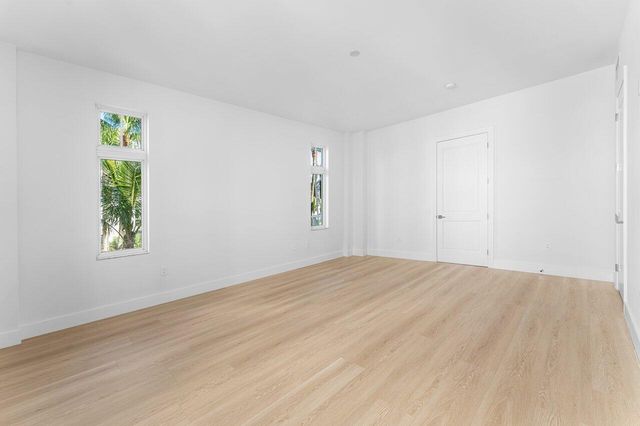 182 Lake Drive 5-101, Palm Beach Shores, FL 33404