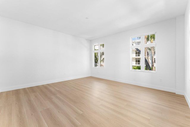 182 Lake Drive 5-101, Palm Beach Shores, FL 33404