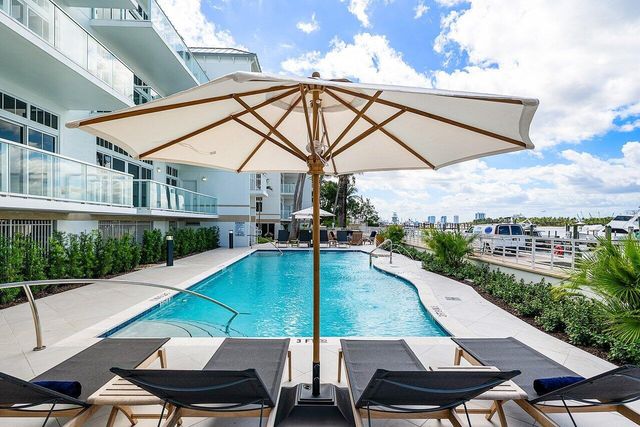 182 Lake Drive 5-101, Palm Beach Shores, FL 33404