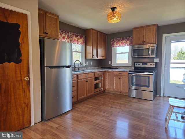 697 W DENNEYS RD, Dover, DE 19904