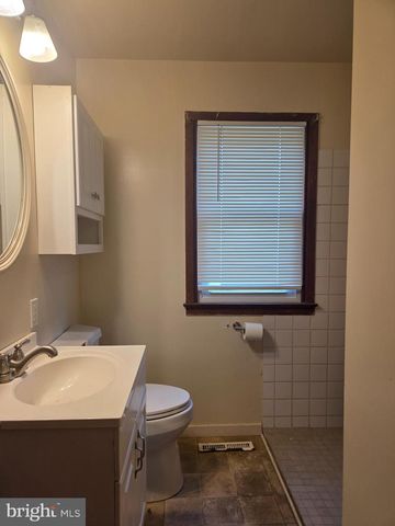 697 W DENNEYS RD, Dover, DE 19904