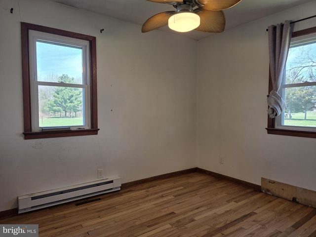 697 W DENNEYS RD, Dover, DE 19904