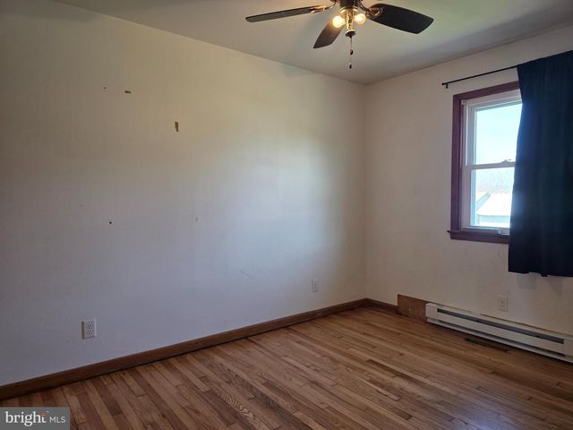 697 W DENNEYS RD, Dover, DE 19904