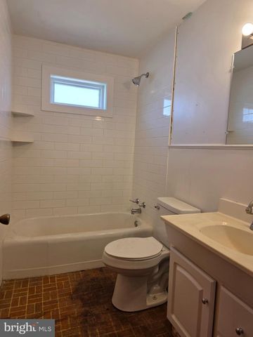 697 W DENNEYS RD, Dover, DE 19904