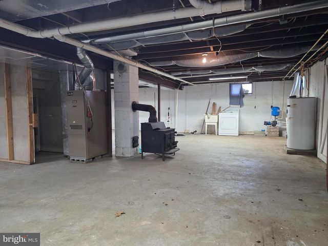 697 W DENNEYS RD, Dover, DE 19904