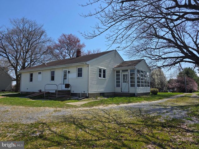 697 W DENNEYS RD, Dover, DE 19904