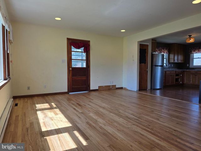 697 W DENNEYS RD, Dover, DE 19904