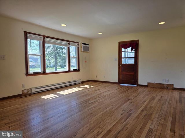 697 W DENNEYS RD, Dover, DE 19904