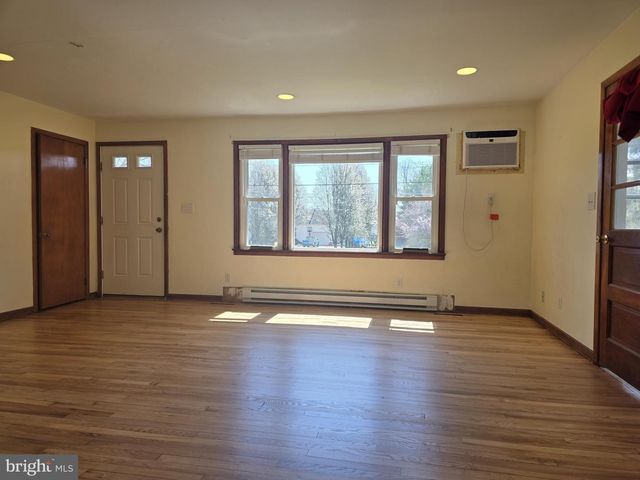 697 W DENNEYS RD, Dover, DE 19904