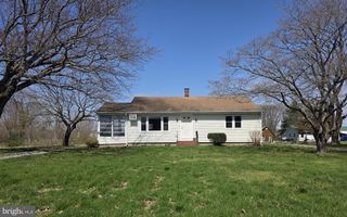 697 W DENNEYS RD, Dover, DE 19904