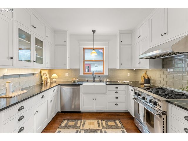 3681 Ne Senate St, Portland, OR 97232
