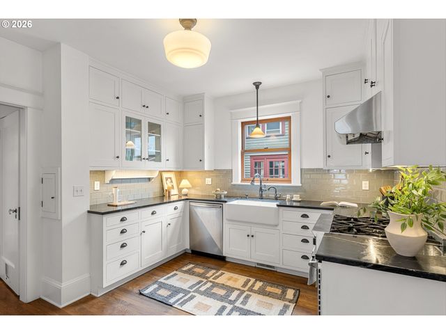 3681 Ne Senate St, Portland, OR 97232