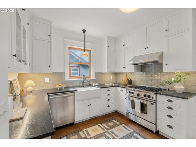 3681 Ne Senate St, Portland, OR 97232