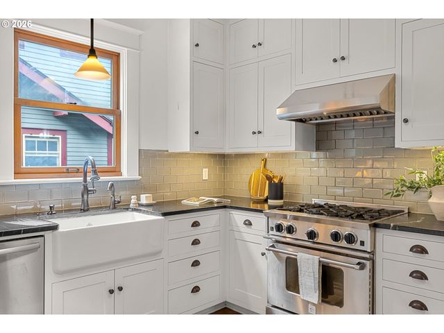 3681 Ne Senate St, Portland, OR 97232