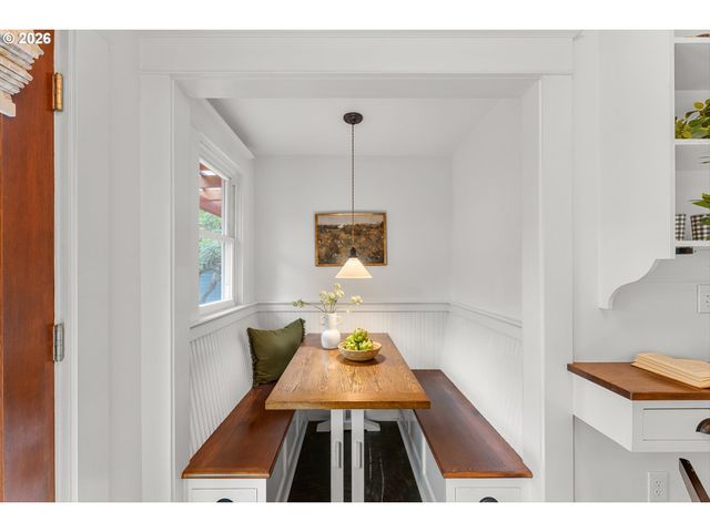 3681 Ne Senate St, Portland, OR 97232