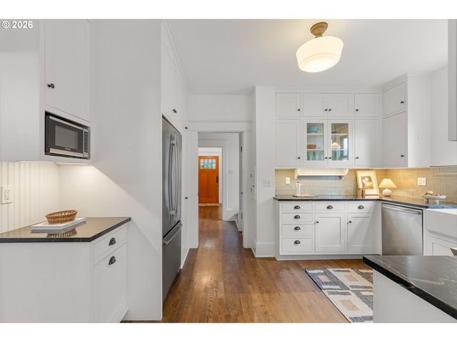 3681 Ne Senate St, Portland, OR 97232