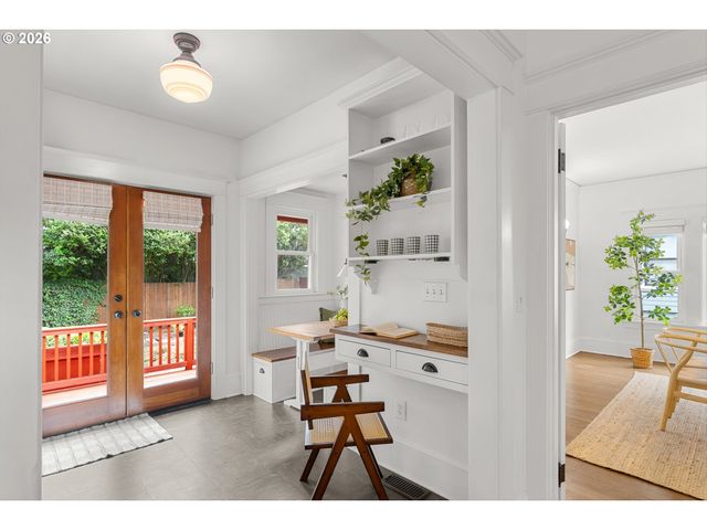 3681 Ne Senate St, Portland, OR 97232