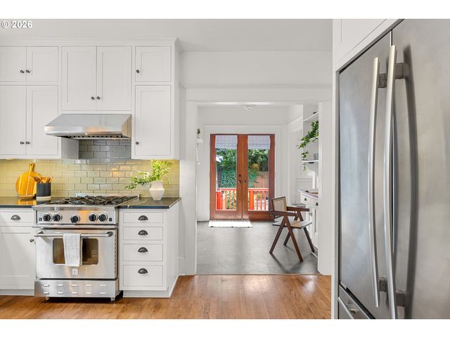 3681 Ne Senate St, Portland, OR 97232