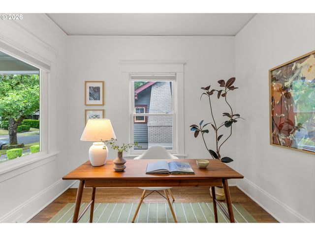 3681 Ne Senate St, Portland, OR 97232